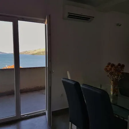 Apartment Robi Sea View Near Trogir 아파트 *
