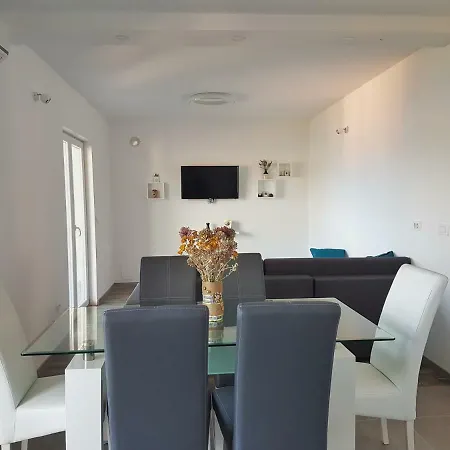 Apartment Robi Sea View Near Trogir 산책길